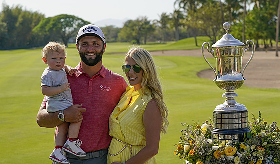 panlský golfista Jon Rahm s manelkou Kelley Cahillovou, synem Kepou a...
