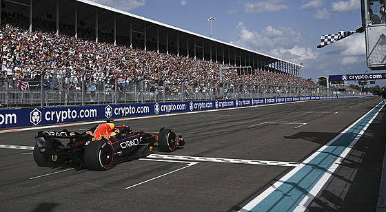 Max Verstappen z Red Bullu projídí vítzn cílem Velké ceny Miami F1.