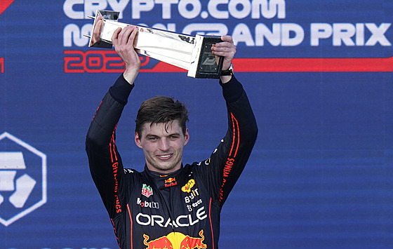 Max Verstappen z Red Bullu s pohárem pro vítze premiérové Velké ceny Miami F1.