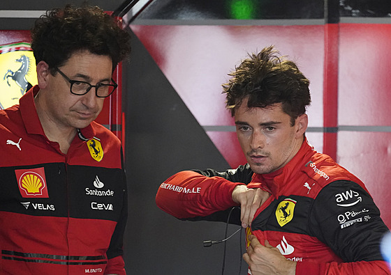 Šéf týmu Ferrari Mattia Binotto a Charles Leclerc mají problém
