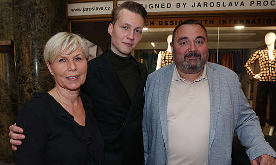 Vojt�ch Vodochodský a jeho rodi�e Dagmar a Ivan na premié�e minisérie Iveta (4....