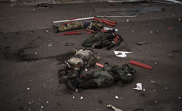 Drsné fotky z Charkova: z mrtvých Rusů vyskládali na ulici symbol Z