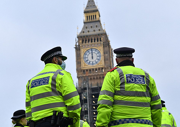 Školačka se musela svléknout do naha. Běžná praxe britské policie, ukázalo se