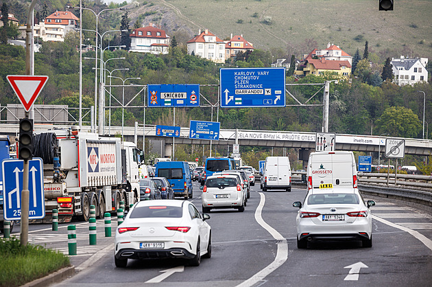 Oprava Barrandovského mostu ještě nezačala, kolony se ale tvoří už teď