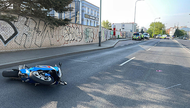 Mladý motorkář v Modřanech narazil do zdi, záchranáři ho marně oživovali