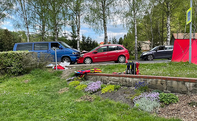 Na Mělnicku auto srazilo chodce na přechodu, letěl pro něj vrtulník