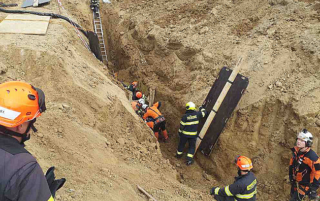 V sobotu odpoledne zachraňovali hasiči zasypaného dělníka na stavbě u Holubic...