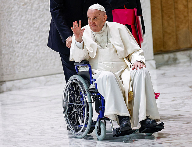 Papež František se poprvé ukázal na veřejnosti na invalidním křesle