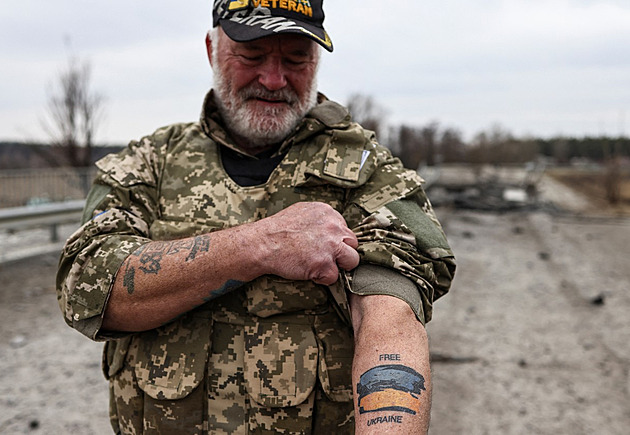 Symbol odporu. Ukrajinci si nechávají tetovat Javeliny i tradiční chléb