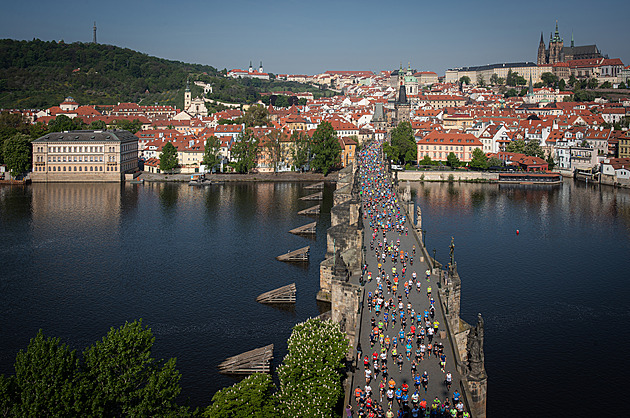 Maratonci poběží Prahou. Nedělní závod uzavře ulice, tentokrát začne na Můstku