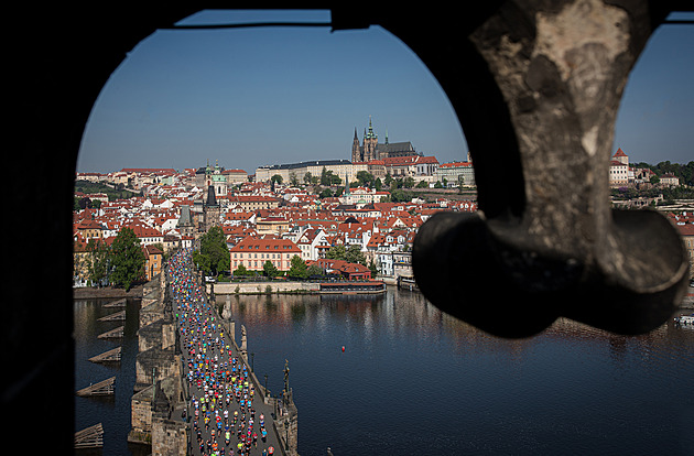 Maratonci poběží Prahou. Nedělní závod uzavře ulice, tentokrát začne na Můstku