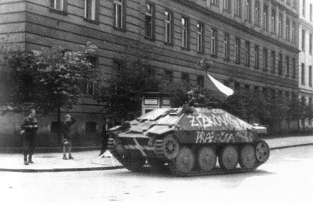 Zbraně povstalců. V květnu 1945 použili i tanky a letadlo