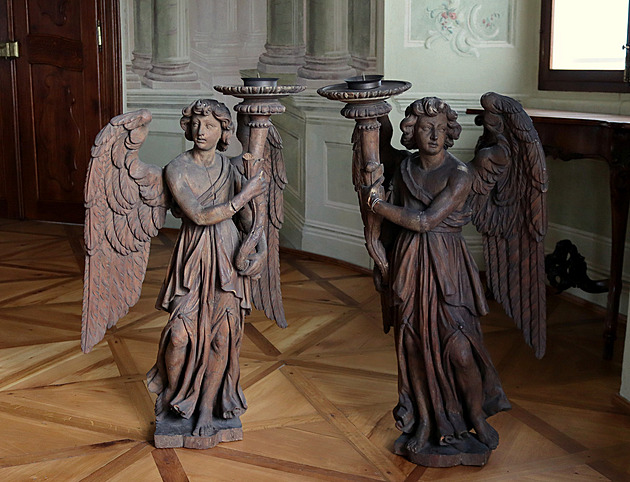 Dvě sochy andělů světlonošů byly součástí mobiliáře do roku 1950, zpět na zámek...