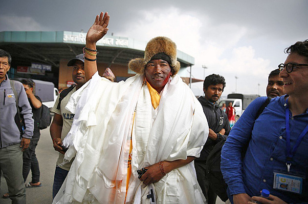 Dvaapadesátiletý šerpa Kami Rita překonal rekord v počtu cest na vrchol Everestu