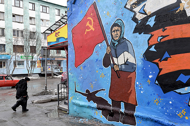 Bábuška s rudým praporem. Ruská propaganda si našla novou hrdinku