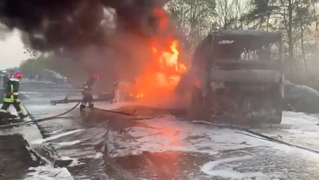 Na Ukrajině se srazila cisterna s autobusem, nehodu nepřežilo 27 lidí