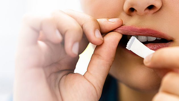 Nikotinové sáčky si na internetu koupí i děti. Většina e-shopů věk neověřuje