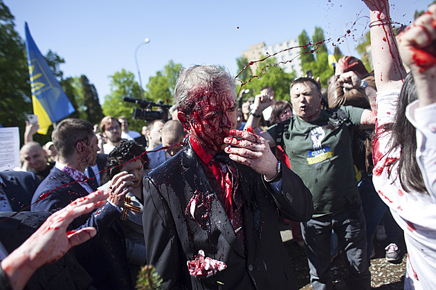 Ruského ambasadora v Polsku polili rudou barvou. Fašista, křičeli demonstranti