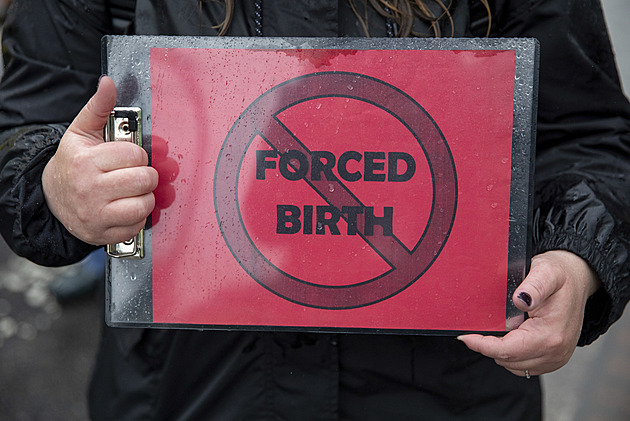 Jurečka považuje potrat za zabití člověka. Měnit zákon však nechce