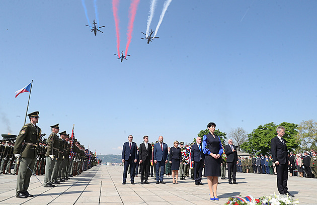 Vrtulníky s trikolorou i gripeny nad Vítkovem. Lidé si připomínají konec války