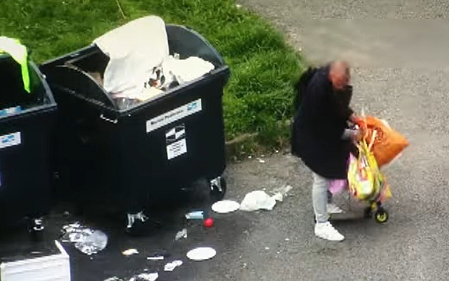 VIDEO: Solidně oděný muž rozkramařil popelnice, úlovek odvezl na koloběžce