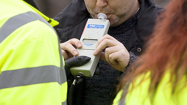 Přes zákaz řízení šoféroval opilý, policisté ho chytili dvakrát během noci