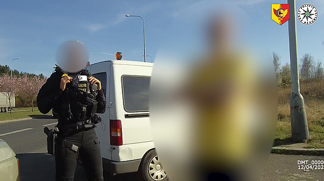 VIDEO: Hlídka zastavila auto, u řidiče našla drogy a v kufru útočné pušky