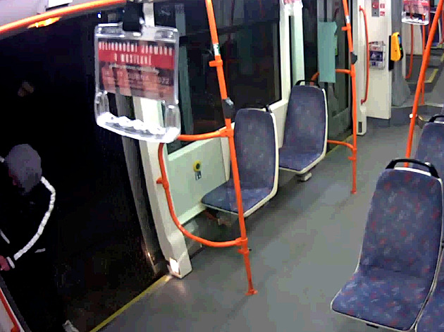 Naštvaný pasažér vykopl v Brně dveře u tramvaje a zmizel, hledá jej policie