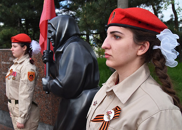 Rusové přebarvují Mariupol. Odhalili památník, chystají přehlídku