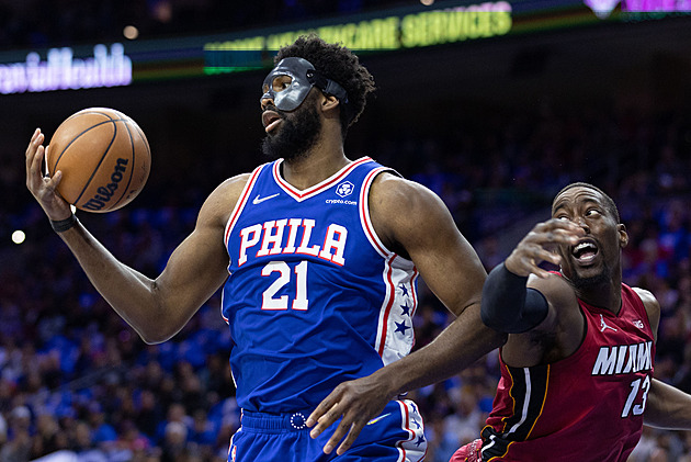 Maskovaný Embiid nastartoval Philadelphii, z první výhry se raduje i Dallas