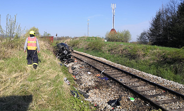 Nákladní vlak smetl na přejezdu auto, mrtvého řidiče našli mimo vozidlo