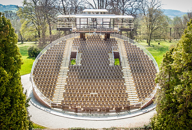 Proti letohrádku stojí otáivé hledit.