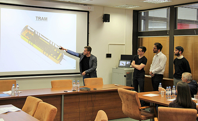Studenti ZU v Plzni navrhli tramvaj, která by ve dne vozila lidi, v noci...