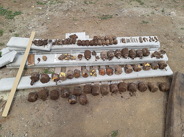 Žena na Příbramsku našla na zahradě 60 granátů, zasahoval pyrotechnik