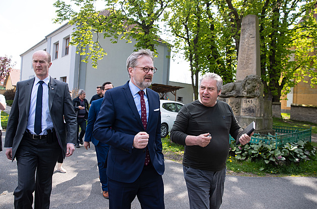 Fiala chystá spanilou jízdu kraji, chce vysvětlit politiku vlády. Úřady neví, zda náklady počítat do kampaně