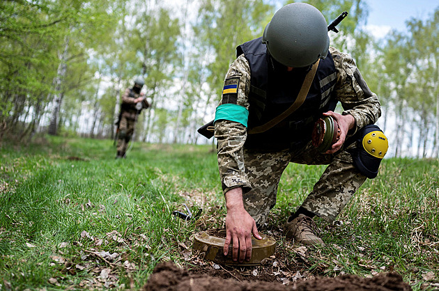 Ukrajinci včetně dětí se učí nový um: projít minovým polem