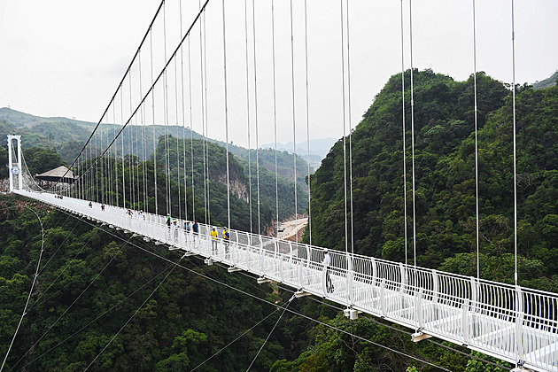 Vietnam po pandemii láká turisty na nejdelší prosklený most světa