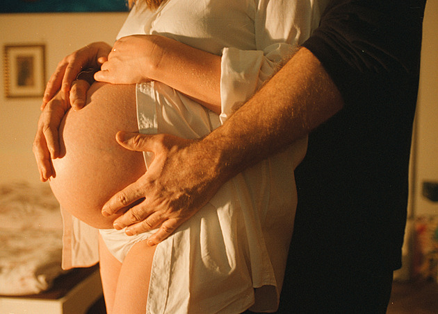 V těhotenství alkohol škodí plodu.