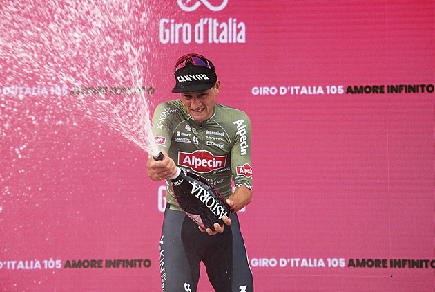 Italské Giro začalo. Do růžové se po strhujícím finiši oblékl van der Poel