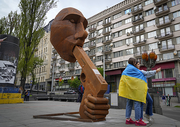 V centru Kyjeva stojí socha Putina se zbraní v puse. Nese název „Zastřel se“
