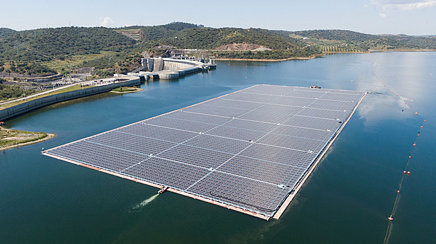 Po přehradě plave solární ostrov. Portugalsko spouští unikátní elektrárnu