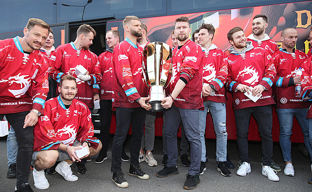 Hokejisté Třince oslavili mistrovský titul s fanoušky a  jízdou po městě