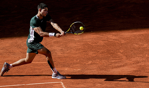 Alcaraz přemohl i Djokoviče, ve finále ho čeká Zverev. Ženám vládla Džabúrová