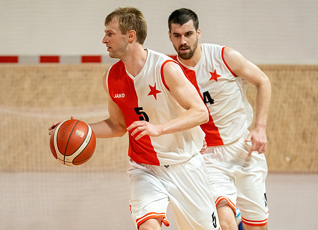 Basketbalisté Slavie s bývalým kapitánem reprezentace Pumprlou postupují do NBL