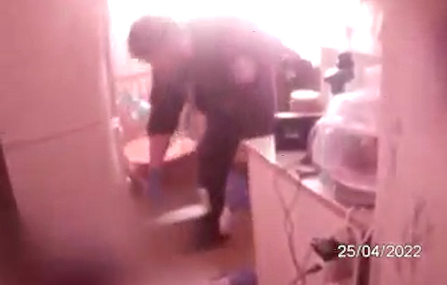 VIDEO: Seniorka na sebe při pádu strhla ledničku, vysvobodili ji strážníci