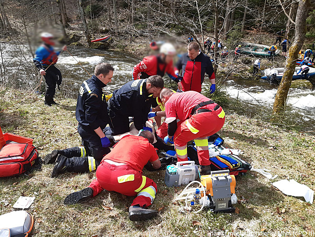 Hasii a zdravotníci resuscitovali mue v Hoejím Vrchlabí. (30. 4. 2022)