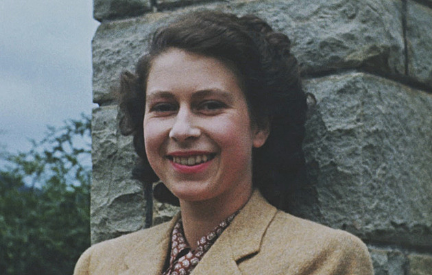 Mnohé by ji dnes trápilo. Karel III. ve videu ocenil „milovanou maminku“ Alžbětu