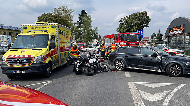 Nehoda osobního auta a motorky ve Vídeňské ulici ve Vestci. (6. května 2022)