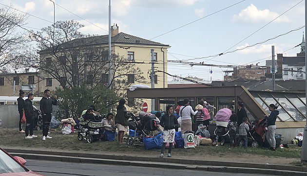 Romští uprchlíci se utábořili v Brně u nádraží, ubytování odmítli