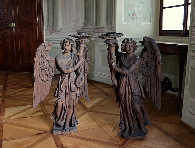 Dv sochy andl svtlono byly souástí mobiliáe do roku 1950, zpt na zámek...